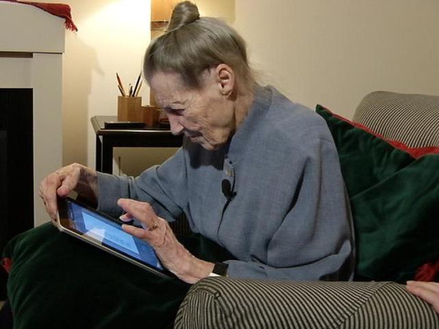 20101220-a-99-year-old-lady-using-the-ipad