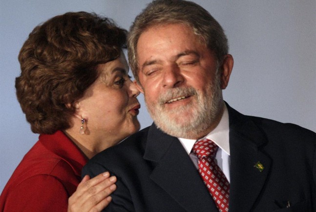 Dilma_Rousseff_habla_oido_Lula_da_Silva