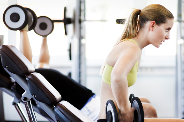 woman-lifting-weights