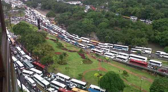 ¿Tantos autobuses para ver a Maradona? por Isa Dobles