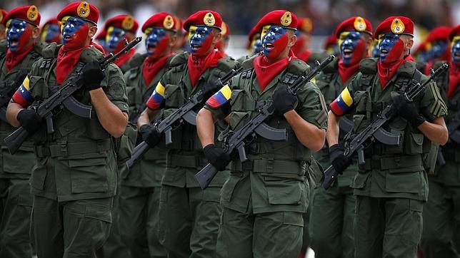 Carros gratis para los uniformados y espíritu de Chávez disfrazado de pajarito