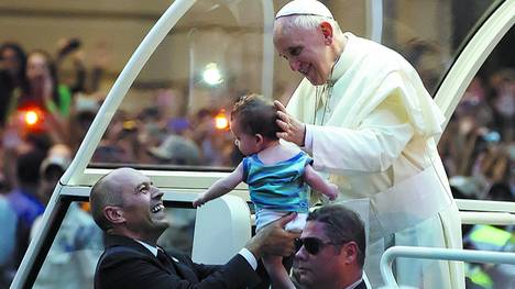 Gesto-Bergoglio-acariciando-Papamovil-RioAP_CLAIMA20130723_0028_17