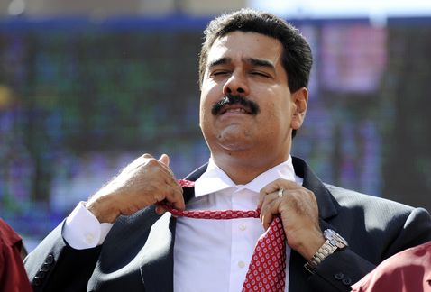 Maduro-corbata-acto-politico-Caracas_MILIMA20131112_0498_11