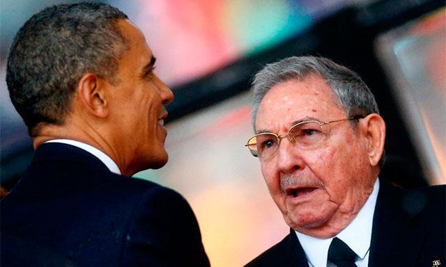 video-barack-obama-le-da-la-mano-a-raul-castro-en-el-funeral-de-nelson-mandela