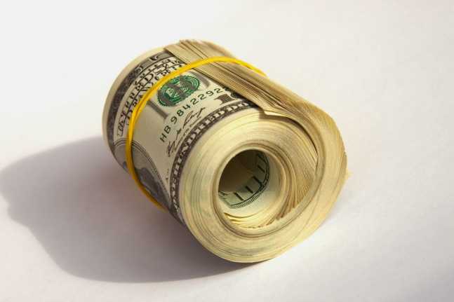 Dólares doblada y goma de borrar constreñido dólar