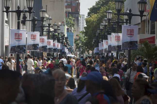 CALLES DE CARACAS DECORADAS CON AFICHES CON MENSAJES DE APOYO A CHÁVEZ