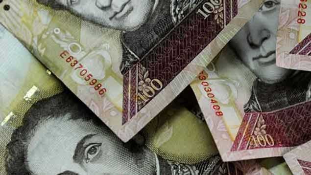 Cazan billetes de 100 y 50 bolívares en la frontera