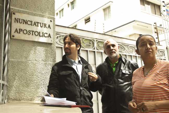 Entrega de documento nunciatura 145