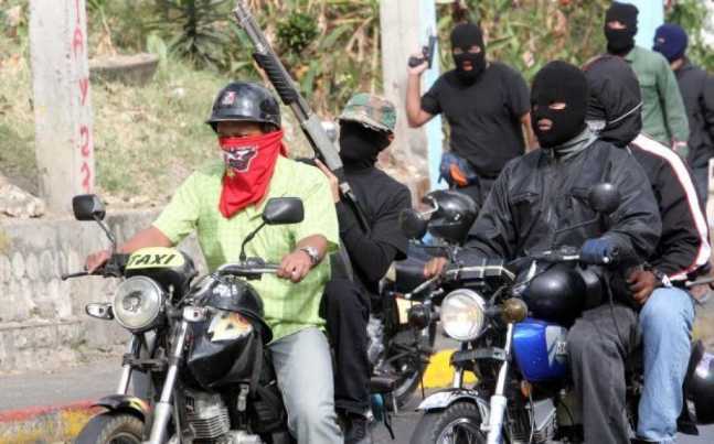 miembros-de-uno-de-los-colectivos-que-conviven-en-el-23-de-enero-