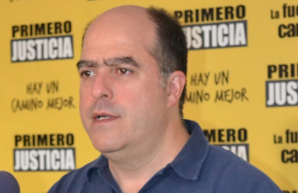 Julio Borges en El País: “La racionalidad en Venezuela es más escasa que el papel higiénico”