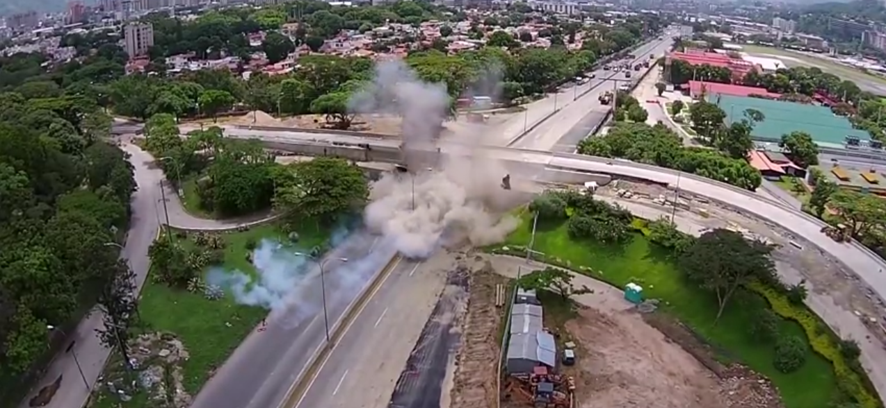 Así fue la “explosión controlada” del puente de Santa Cecilia (Video)