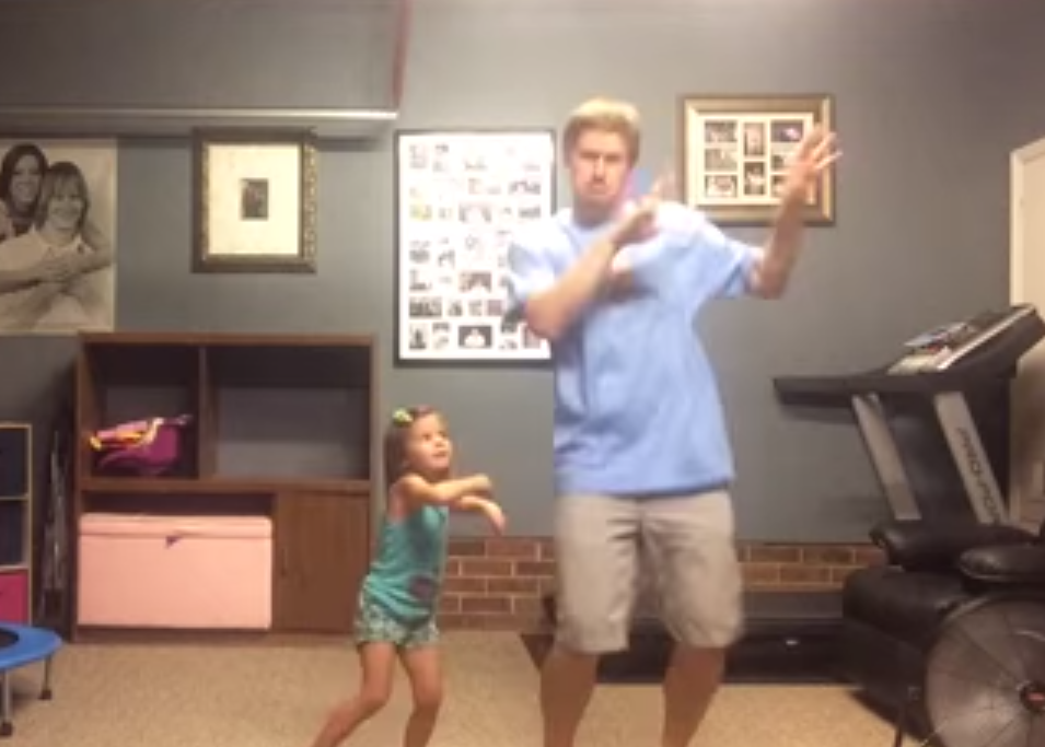 Esto pasa cuando papá e hija se quedan solos en casa (Video)