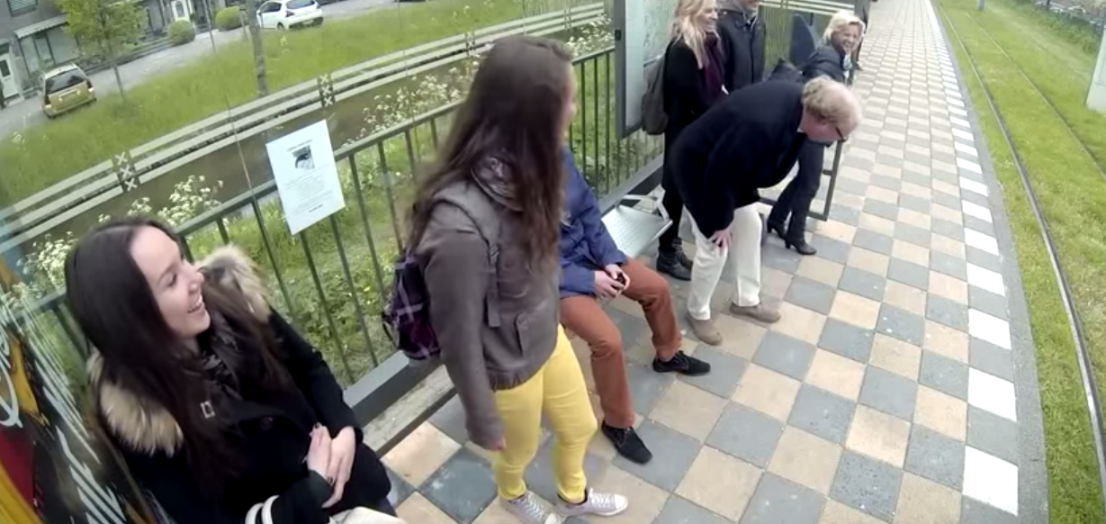 Cuanto tu sonríes al mundo, el mundo te devuelve una sonrisa (Video)