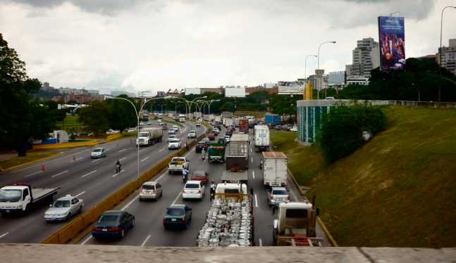 autopista-Francisco-Fajardo-entre-los-distribuidores-Altamira-y-Los-Ruices
