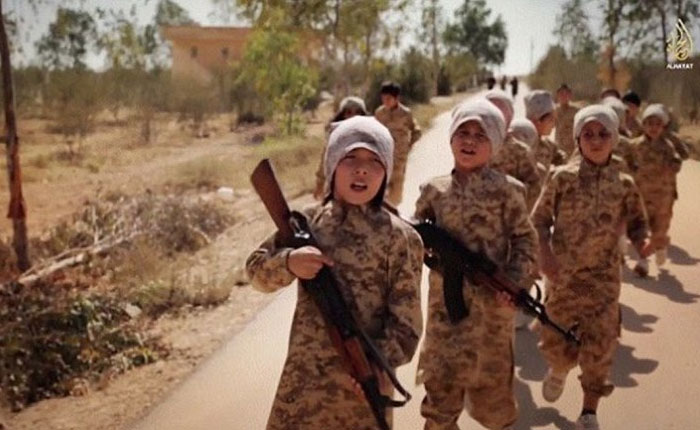 ISIS recluta y adoctrina a menores de edad en campos de entrenamiento especiales