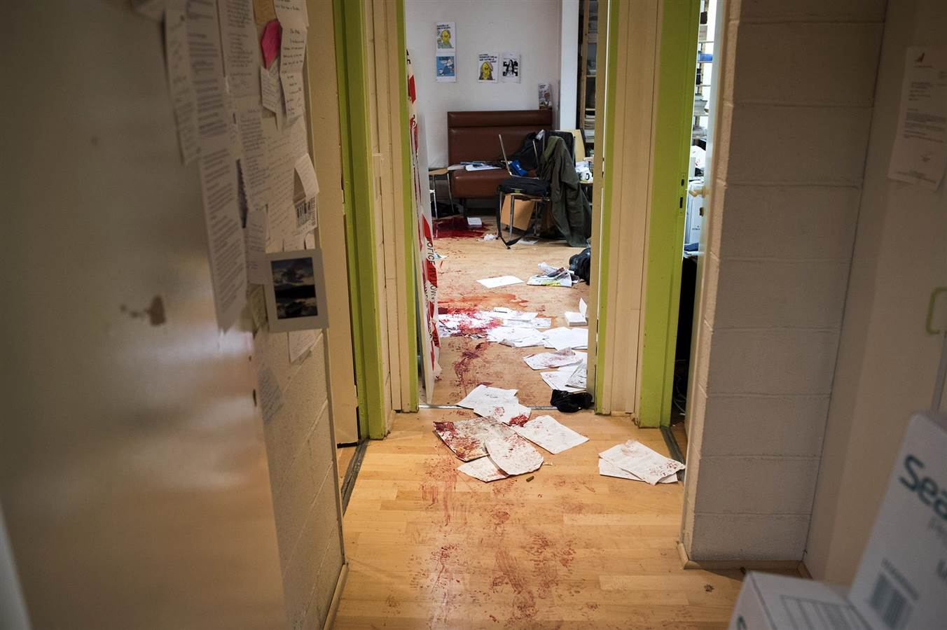 Mientras 88 mil funcionarios buscan a asesinos, se filtran fotos del interior de las oficinas de Charlie Hebdo