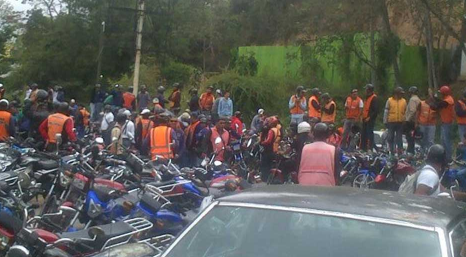 Motorizados protestan en Baruta por la inseguridad