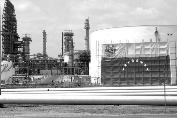 Petróleo venezolano cae $1,74 y cierra en $48,82 el barril
