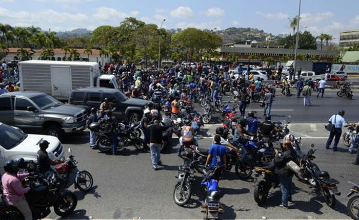 Motorizados trancan la Francisco Fajardo a la altura de Altamira