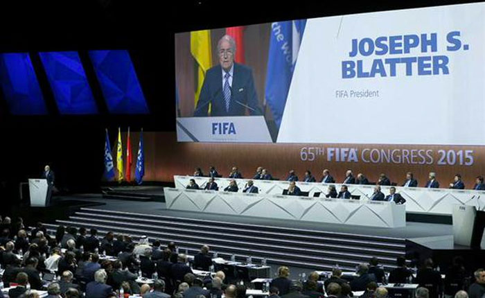 La FIFA en posición adelantada por Luis DE LION