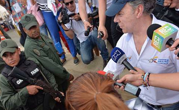 Presidente Santos habló con GNB en Paraguachón durante su visita a La Guajira