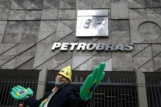 La policía brasileña pide al juez interrogar a Lula por el “caso Petrobras”
