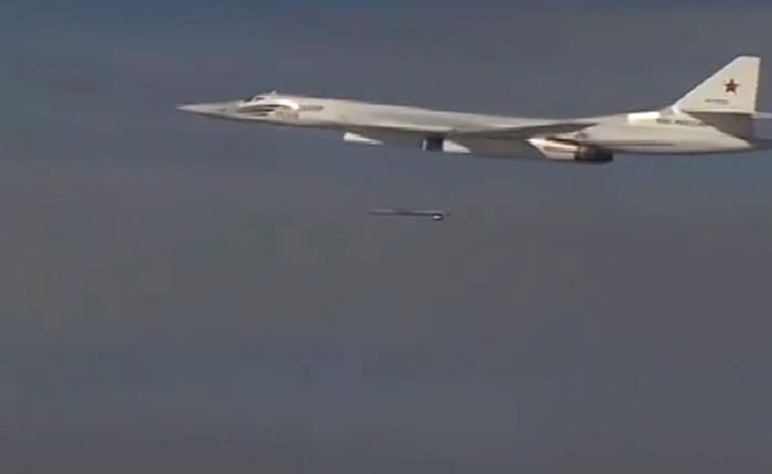 Francia bombardea posiciones del EI en Siria por tercera noche consecutiva