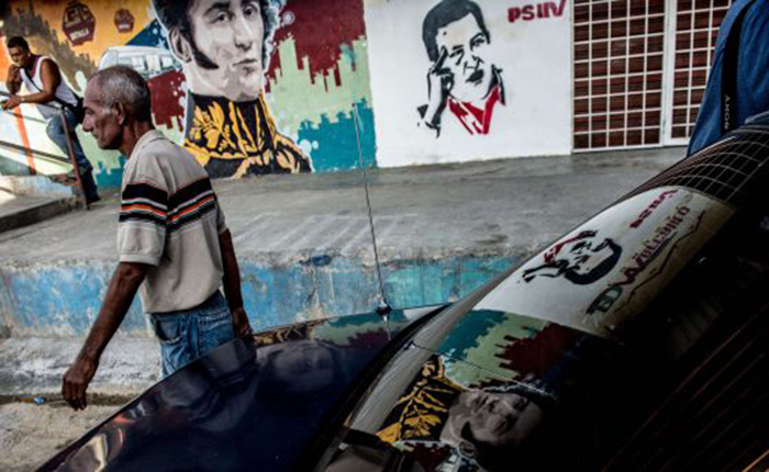 La calle de Petare donde conviven murales de Chávez y banderas amarillas
