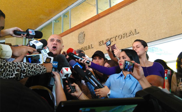 Grupos oficialistas trataron de impedir entrega de documentos ante el CNE