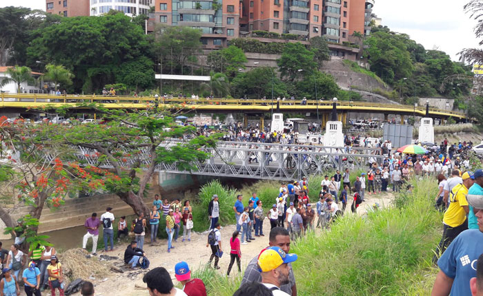 FOTOS Reprimen movilización de la MUD hacia sede del CNE