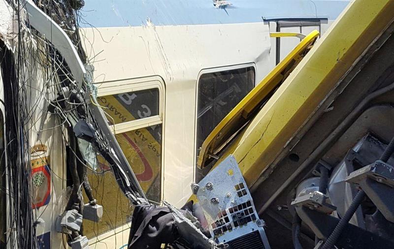 Diez muertos en una colisión de trenes en Italia