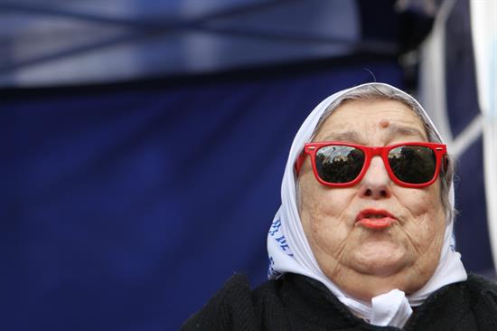 Juez ordena arresto de presidenta de Madres de Plaza de Mayo
