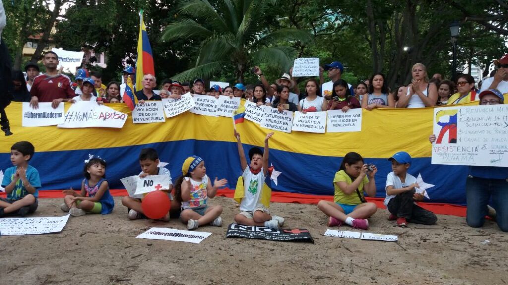 Venezolanos en Panamá asumen visado con indignación e incertidumbre