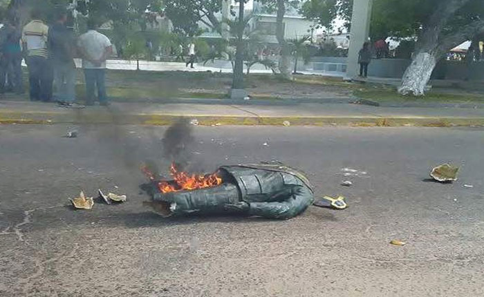 Derribaron y quemaron estatua de Chávez en el estado Zulia