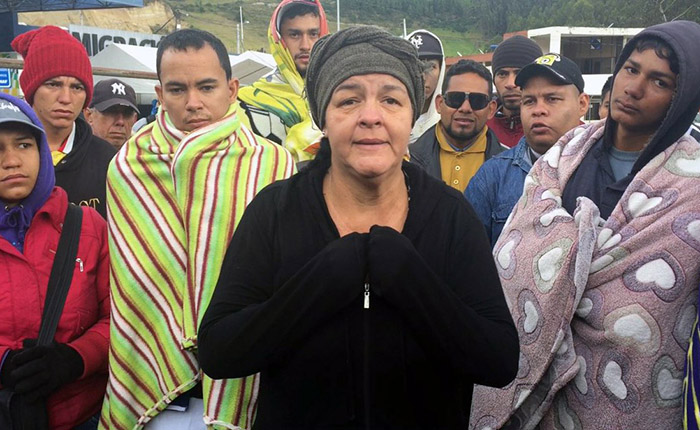Cientos de venezolanos permanecen en frontera de Ecuador por falta de pasaporte