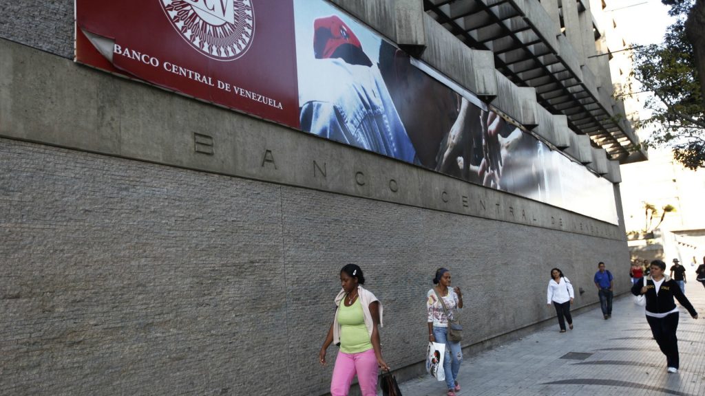Créditos comerciales indexados al dólar generarán un rebote de la hiperinflación
