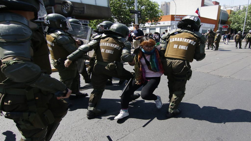 Chile: 62 carabineros heridos y 716 personas detenidas