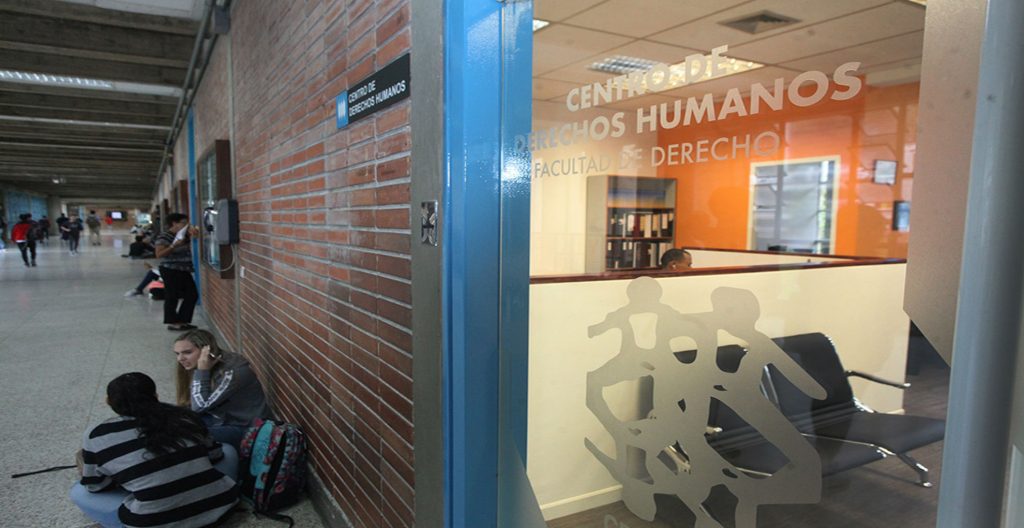 UCAB denuncia violaciones de derechos humanos a venezolanos deportados en Colombia