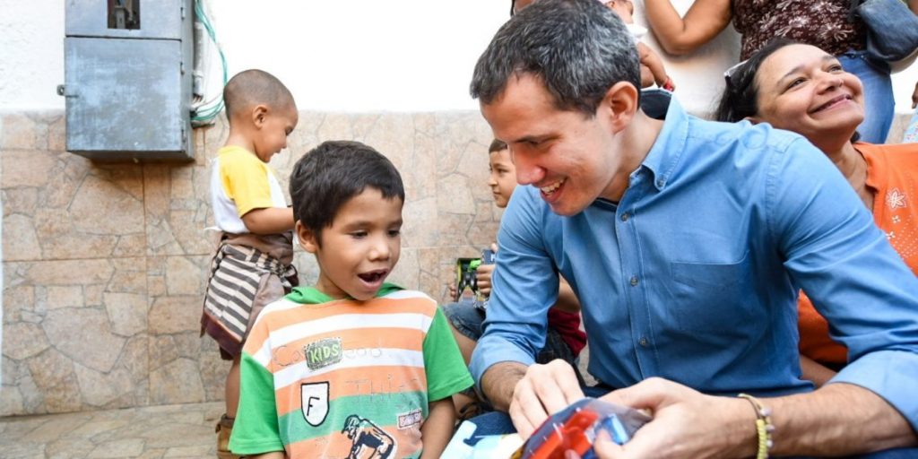 Presidente (E) Guaidó entregó regalos a niños en el estado Vargas