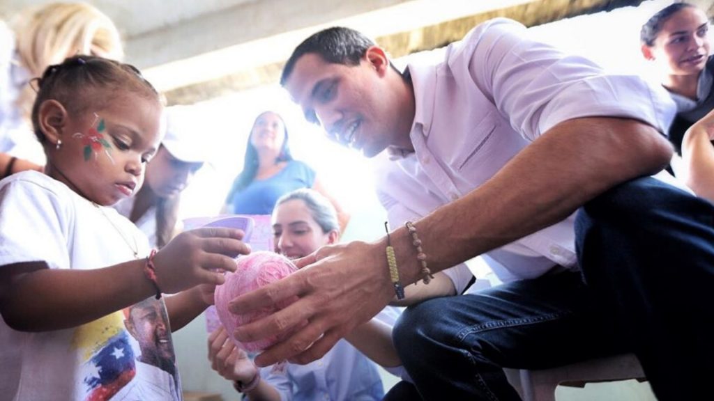La política es analógica, no digital, por Julio Castillo Sagarzazu