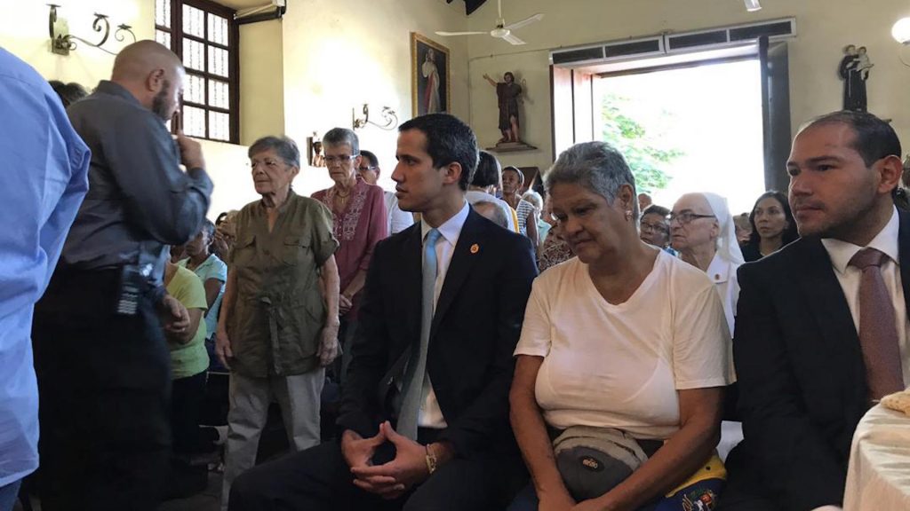 Guaidó asistió a misa conmemorativa por los 20 años de la Tragedia de Vargas