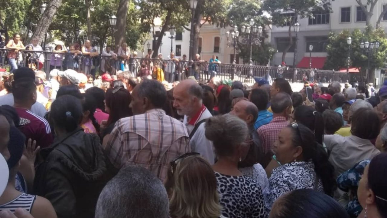Jubilados y pensionados protestan ante la Vicepresidencia por bajas ...