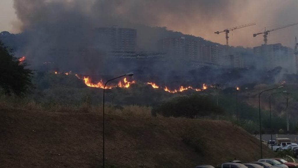 Más de 20 incendios forestales azotaron Caracas durante el fin de semana