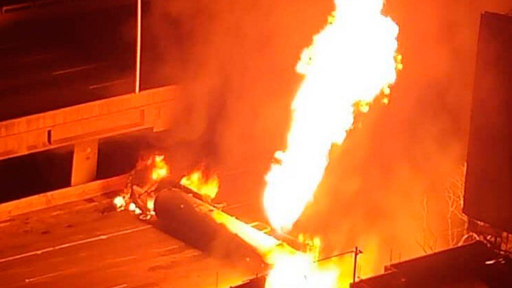 Dos heridos deja incendio de gandola en la Francisco Fajardo-El Rosal