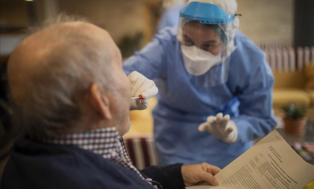 Las muertes por covid-19 son más frecuentes en ancianos