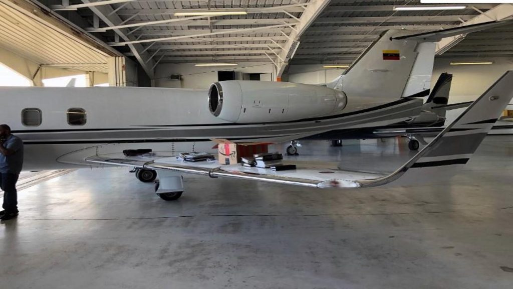 Lo que se sabe de la aeronave cargada con armas y dólares interceptada en EEUU