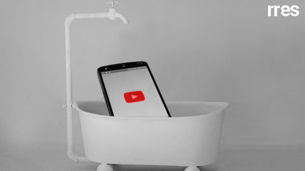 Ver youtube bañándote, por Reuben Morales