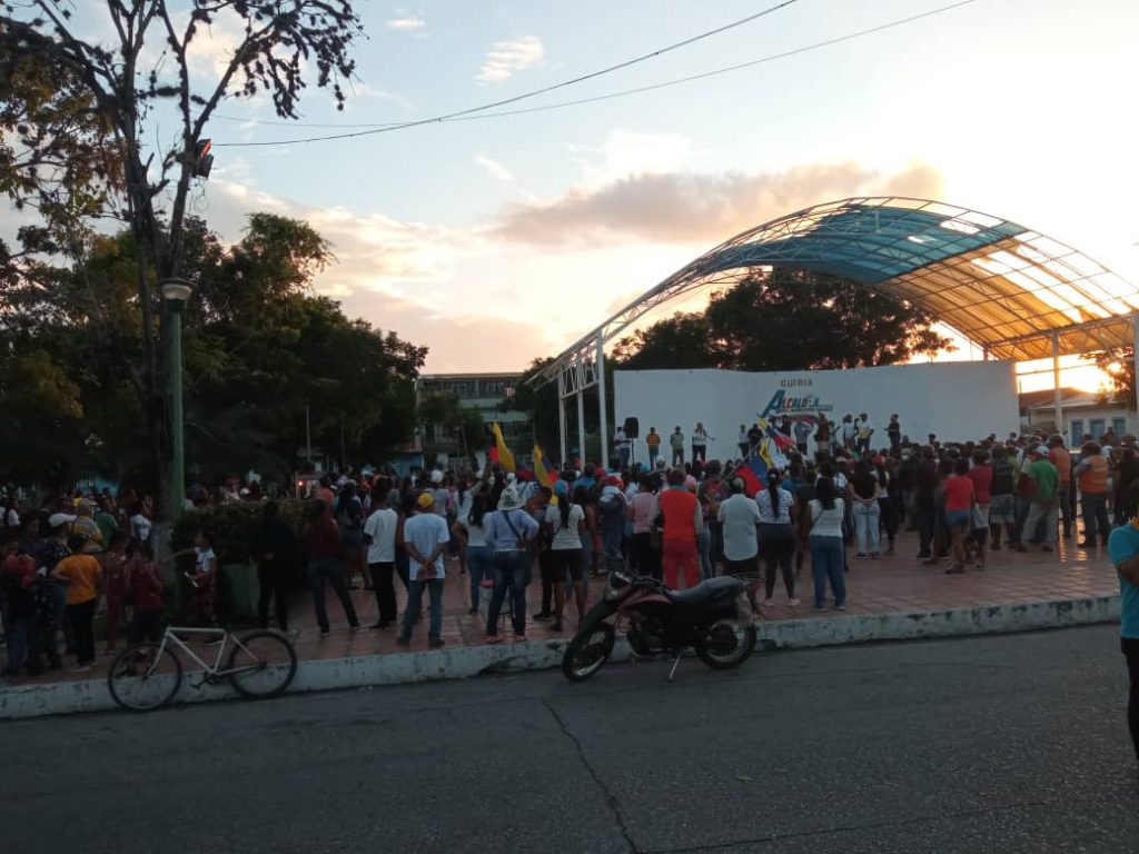#NáufragosDeGüiria | Ocho lanchas recibieron gasolina y se sumaron a labores de rescate