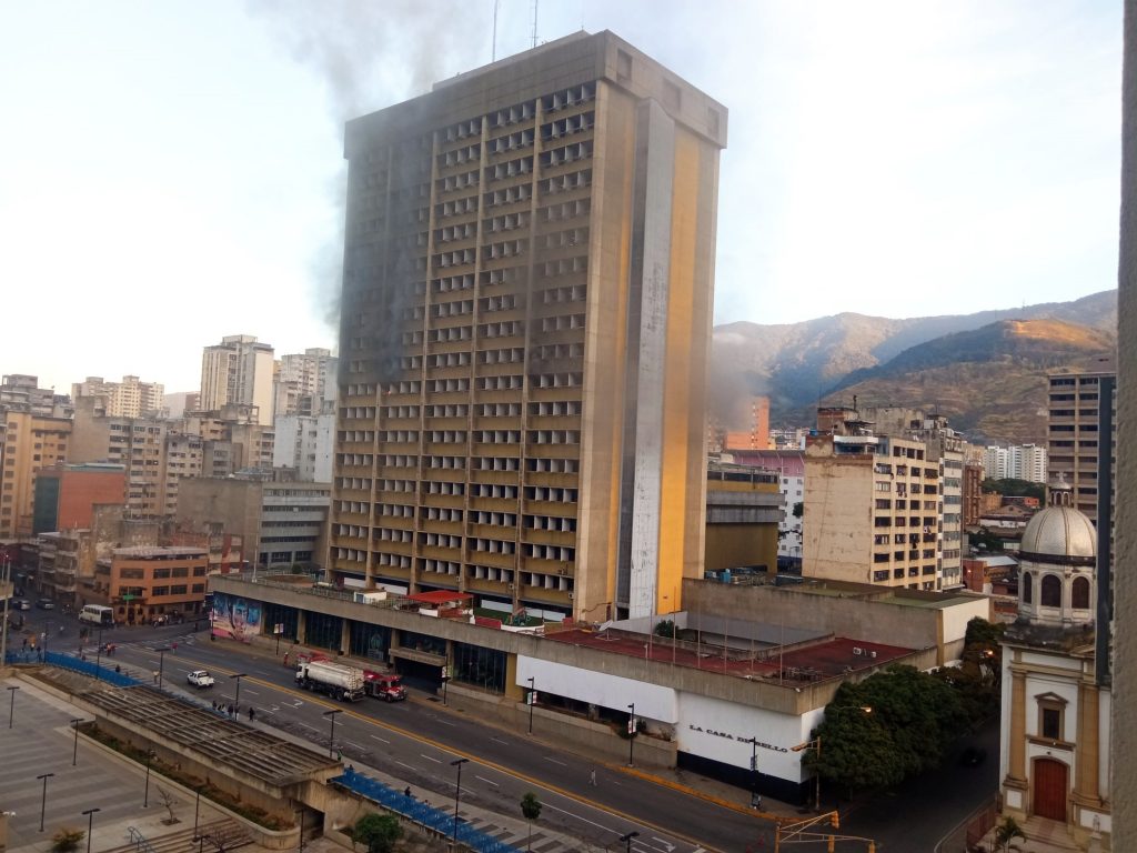 Registran incendio en la sede del Ministerio de Educación en Caracas