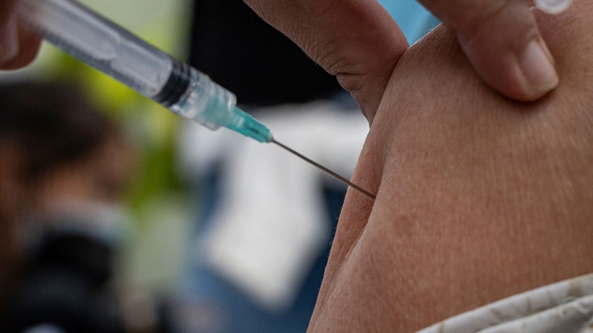 Vacunómetro: Apenas 17% de la población cuenta con al menos una dosis a 10 semanas del plan de vacunación